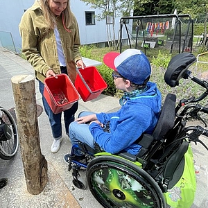 Holz impfen in der Stiftung Rossfeld