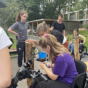 Holz impfen in der Stiftung Rossfeld