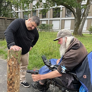 Holz impfen in der Stiftung Rossfeld