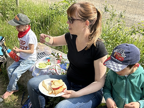 Ausflug Kinder der Schulbildung an den Lernort Kiesgrube