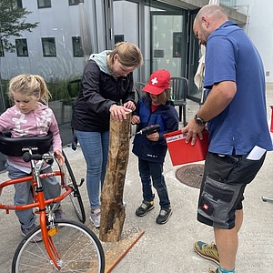 Holz impfen in der Stiftung Rossfeld