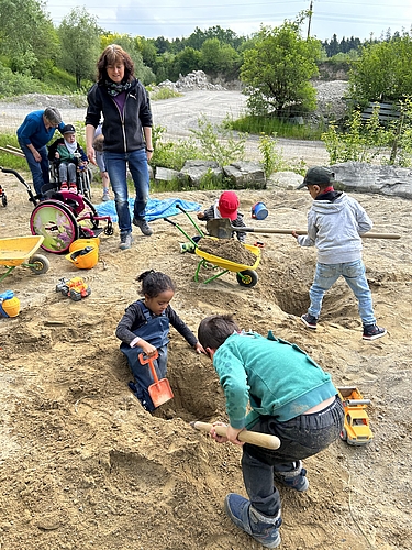 Ausflug Kinder der Schulbildung an den Lernort Kiesgrube