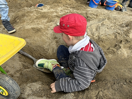 Ausflug Kinder der Schulbildung an den Lernort Kiesgrube