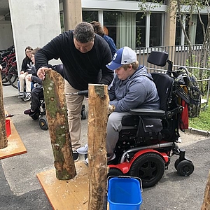 Holz impfen in der Stiftung Rossfeld