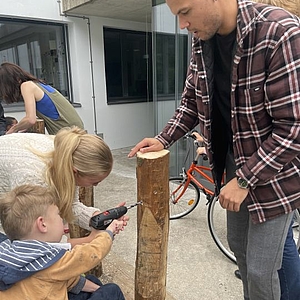 Holz impfen in der Stiftung Rossfeld