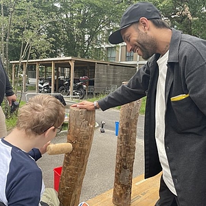 Holz impfen in der Stiftung Rossfeld