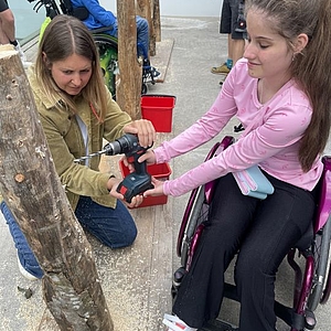 Holz impfen in der Stiftung Rossfeld