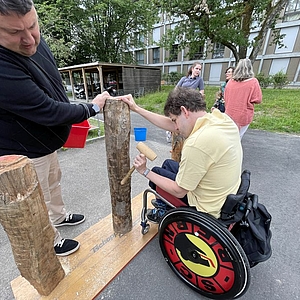 Holz impfen in der Stiftung Rossfeld