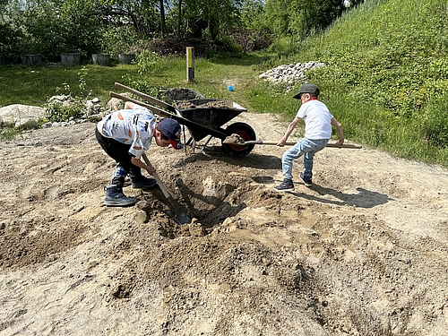 Ausflug Kinder der Schulbildung an den Lernort Kiesgrube