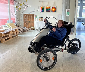 Klientin beim Training auf dem TrikeBike indoor