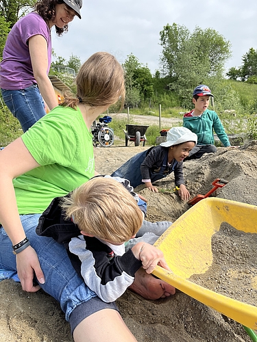 Ausflug Kinder der Schulbildung an den Lernort Kiesgrube